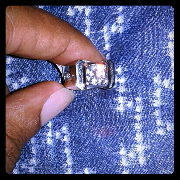 Diamond ring - Picture 1 of 4